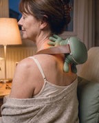 Gros plan des mains du masseur Calie sur la nuque et les trapèzes